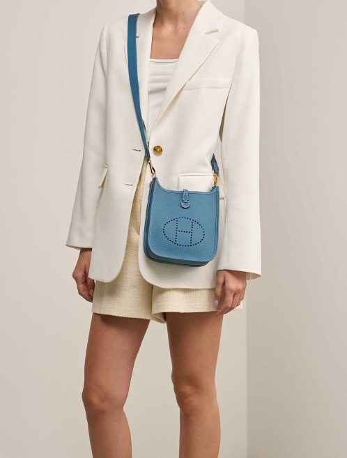 Hermès Evelyne 16 Taurillon Clémence Bleu Jean on Model | Verkaufen Sie Ihre Designertasche