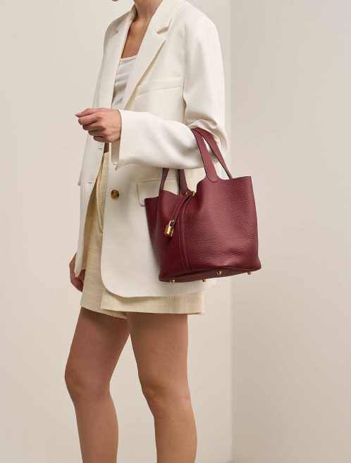 Hermès Picotin 22 Taurillon Clémence Rouge H on Model | Verkaufen Sie Ihre Designertasche
