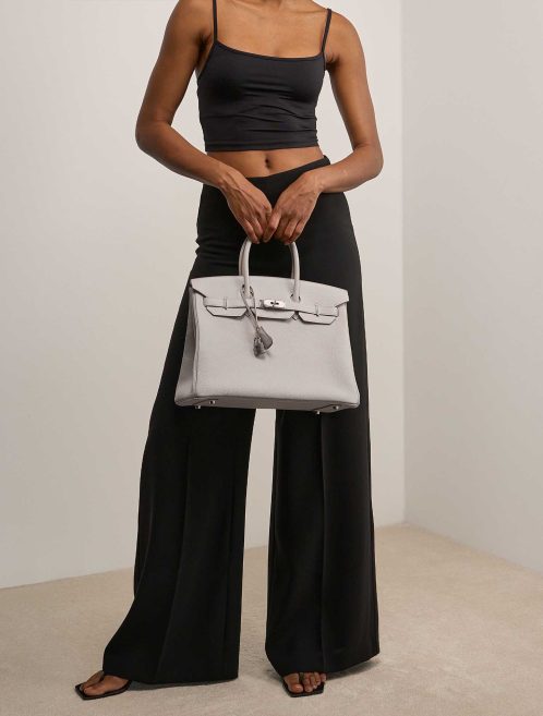 Hermès Birkin 35 Togo Gris Perle auf Modell | Verkaufen Sie Ihre Designer-Tasche