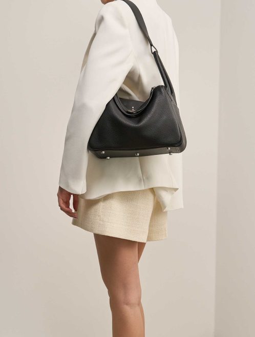 Hermès Lindy 30 Clémence Black on Model | Verkaufen Sie Ihre Designertasche