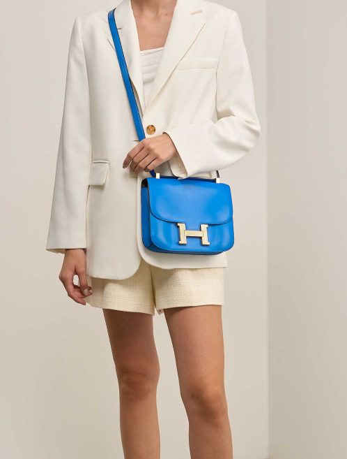 Hermès Constance 24 Box Blue on Model | Vendez votre sac de créateur