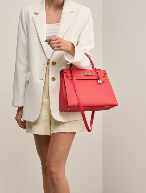 Hermès Kelly 32 Epsom Rose Jaipur sur Modèle | Vendre votre sac de créateur