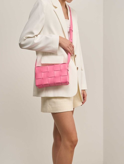 Bottega Veneta Kassette Kalbsleder Rosa auf Modell | Verkaufen Sie Ihre Designer-Tasche