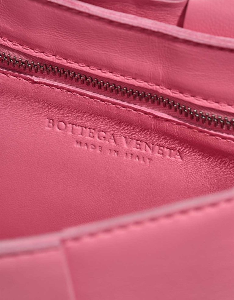 Bottega Veneta Kassette Kalbsleder Rosa Logo | Verkaufen Sie Ihre Designer-Tasche