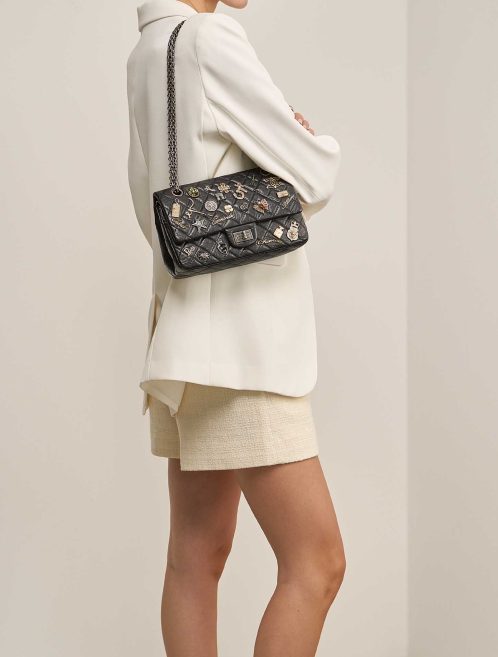 Chanel 2.55 Reissue Lucky Charms 225 Aged Kalbsleder Schwarz auf Modell | Verkaufen Sie Ihre Designer-Tasche