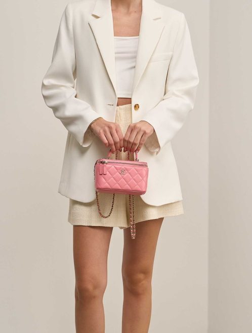 Chanel Vanity Small Lammleder Rosa auf Modell | Verkaufen Sie Ihre Designer-Tasche