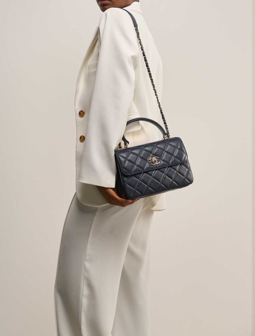 Chanel Trendy CC Medium Lammleder Navy auf Modell | Verkaufen Sie Ihre Designer-Tasche