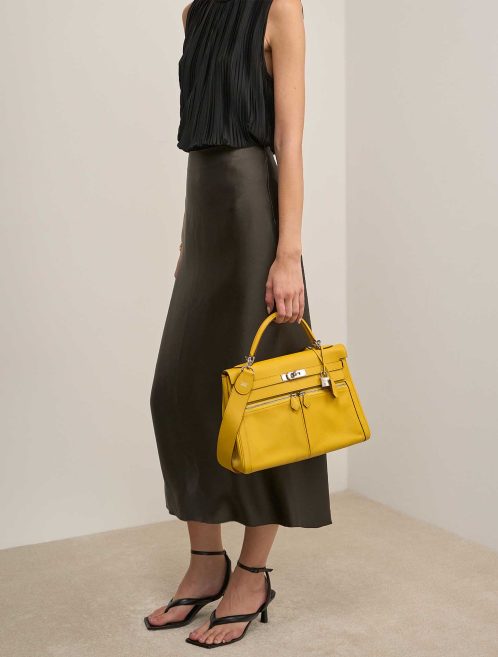 Hermès Kelly Lakis 32 Swift Jaune Ambre on Model | Verkaufen Sie Ihre Designertasche