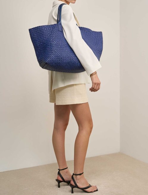 Bottega Veneta Cabat Large Lammleder Blau auf Modell | Verkaufen Sie Ihre Designer-Tasche