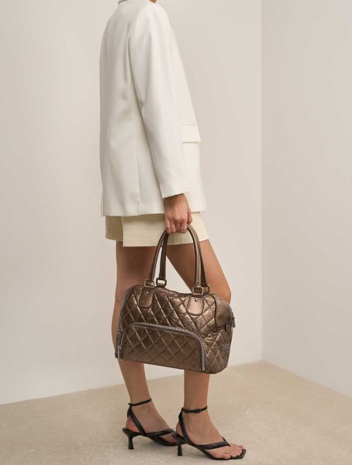 Chanel Bowling Bag Leder Bronze auf Modell | Verkaufen Sie Ihre Designer-Tasche