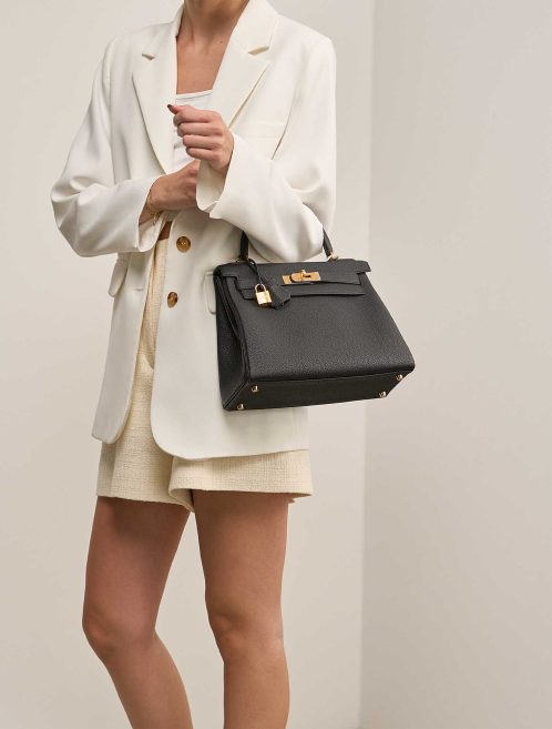 Hermès Kelly 28 Togo Schwarz auf Modell | Verkaufen Sie Ihre Designer-Tasche