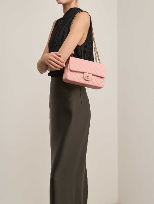 Chanel Timeless Klein Lammleder Rose auf Modell | Verkaufen Sie Ihre Designer-Tasche