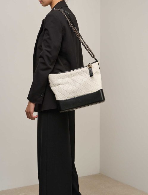 Chanel Gabrielle Large Aged Kalbsleder Weiß auf Modell | Verkaufen Sie Ihre Designer-Tasche