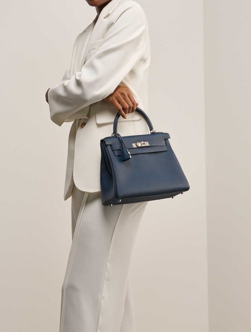 Hermès Kelly 28 Togo Bleu de Prusse auf Model | Verkaufen Sie Ihre Designertasche