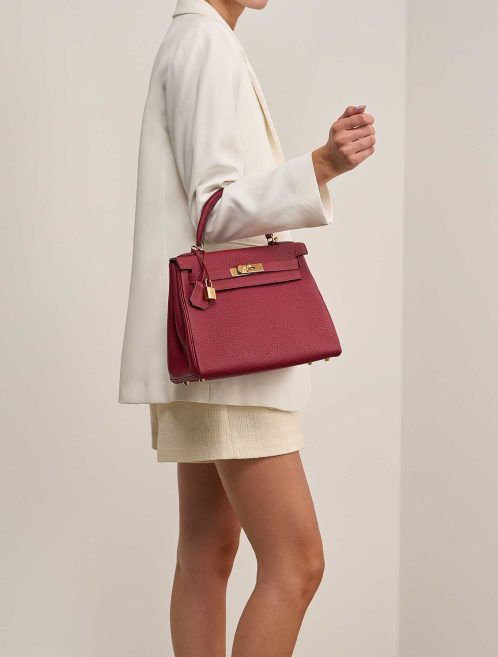 Hermès Kelly 28 Togo Rouge Grenat auf Modell | Verkaufen Sie Ihre Designer-Tasche