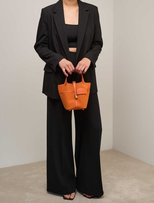 Hermès Picotin Cargo 18 Toile Goeland / Swift Orange auf Modell | Verkaufen Sie Ihre Designer-Tasche