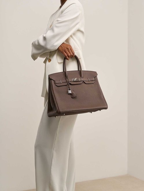 Hermès Birkin 35 Togo Vert Bronze auf Modell | Verkaufen Sie Ihre Designer-Tasche