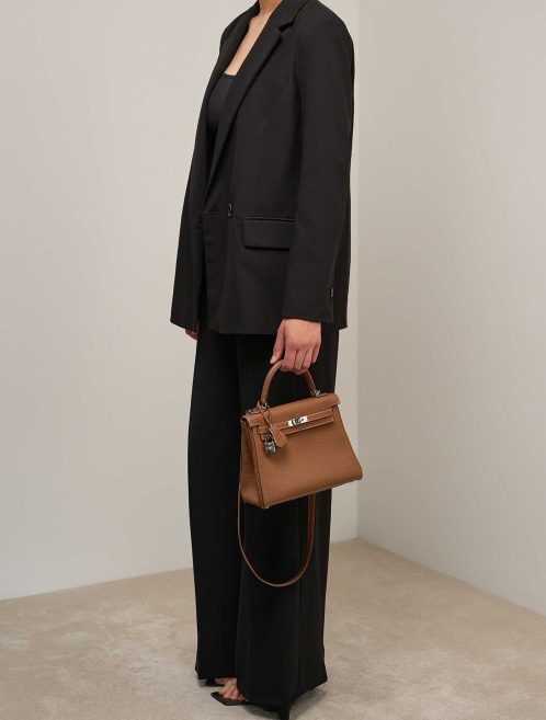 Hermès Kelly 25 Togo Gold on Model | Sell your designer bag