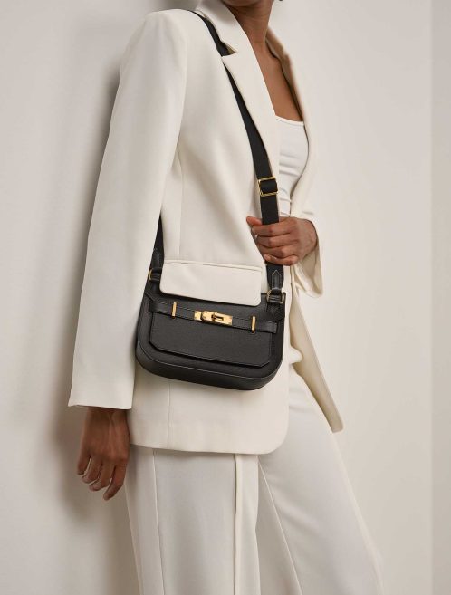 Hermès Jypsière Mini Evercolor Schwarz auf Modell | Verkaufen Sie Ihre Designer-Tasche