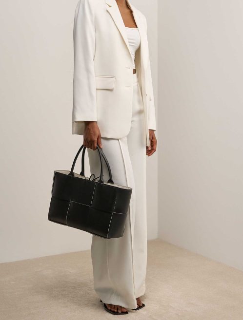 Bottega Veneta Arco Tote Medium Lamb Black / White on Model | Sell your designer bag