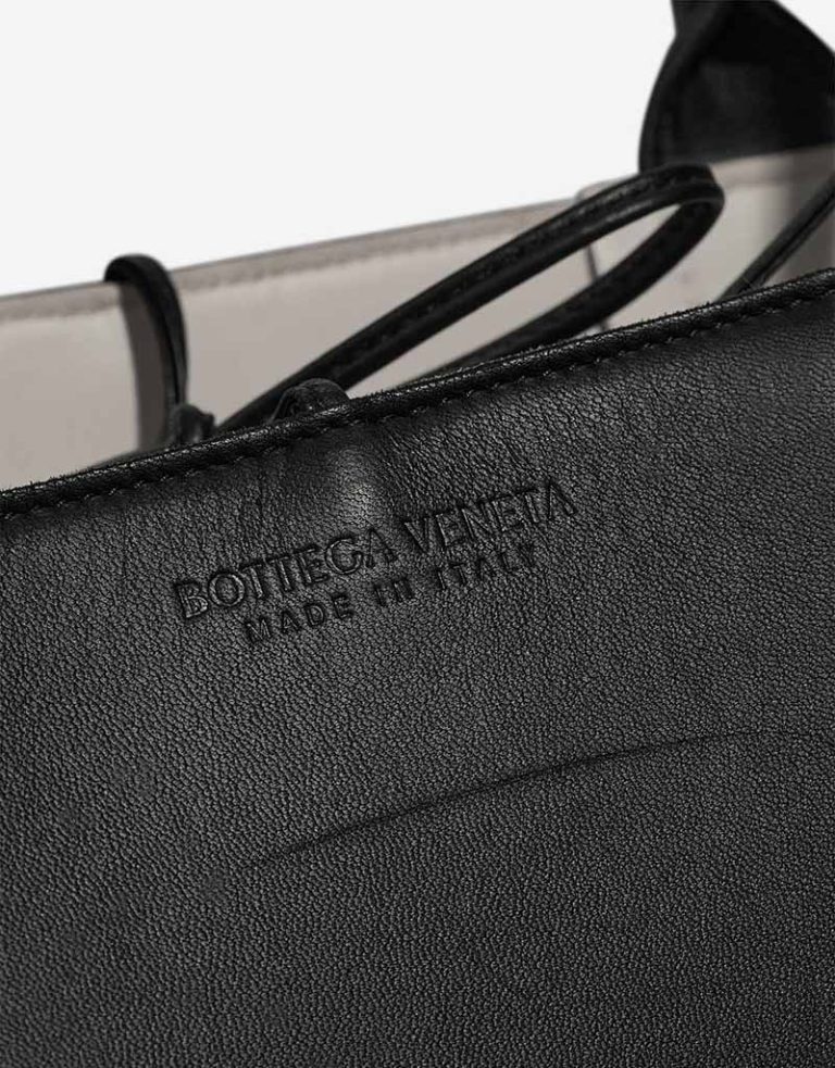 Bottega Veneta Arco Tote Medium Lamb Black / White Signs of wear | Sell your designer bag