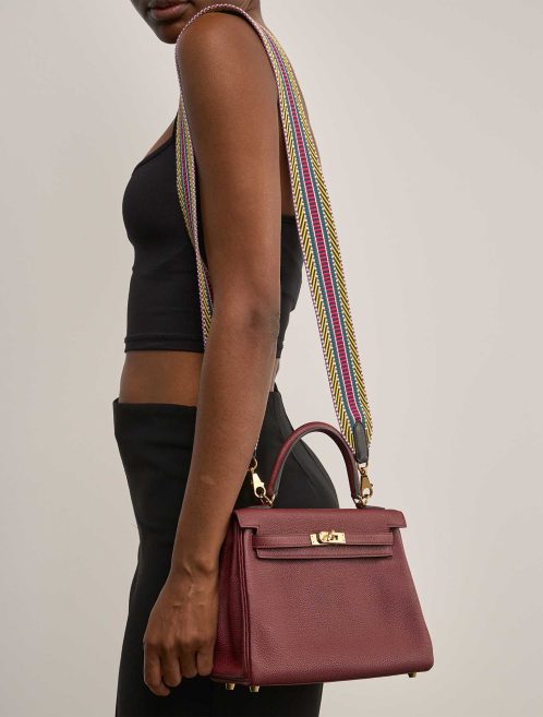 Hermès Shoulder Schulterriemen Canvas  Schwarz / Multicolour auf Model | Verkaufen Sie Ihre Designer-Tasche