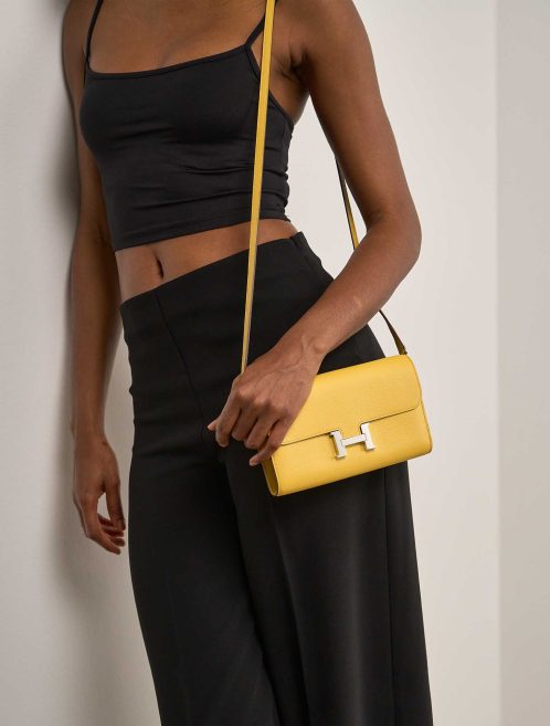 Hermès Constance To Go Evercolor Sun on Model | Vendez votre sac de créateur
