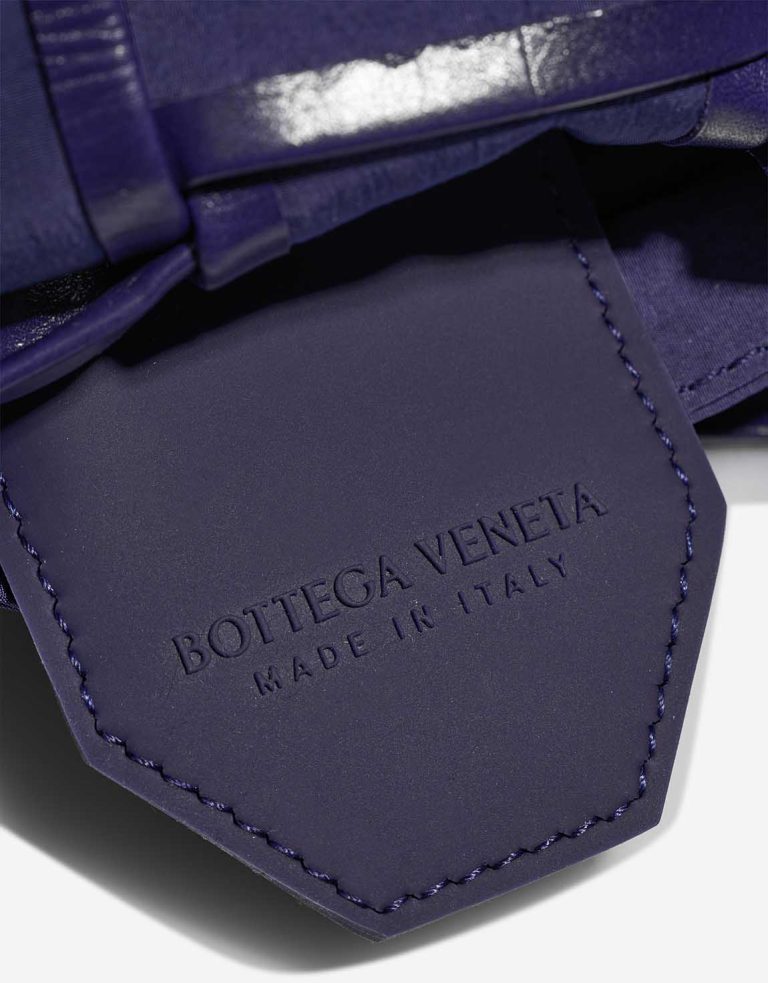 Bottega Veneta Cassette Micro Lammleder Dunkelblau Logo | Verkaufen Sie Ihre Designer-Tasche