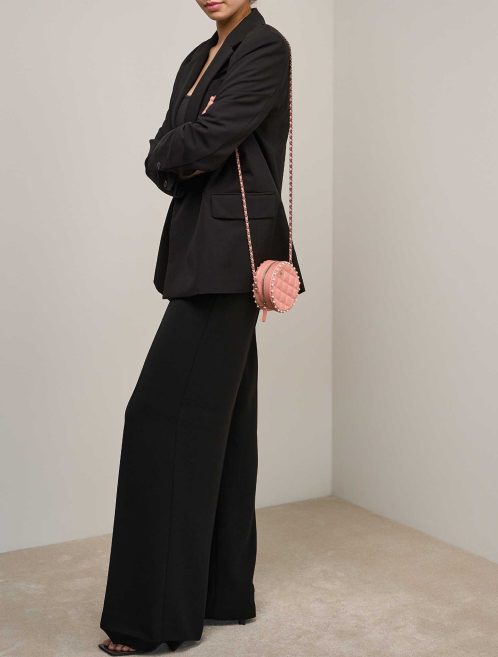 Chanel 19 Runde Clutch Lammleder Blush auf Modell | Verkaufen Sie Ihre Designer-Tasche