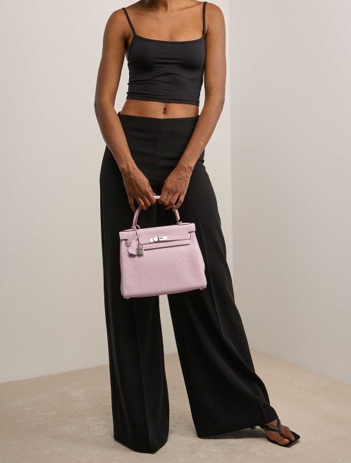 Hermès Kelly 28 Taurillon Clémence Mauve Pâle auf Modell | Verkaufen Sie Ihre Designer-Tasche
