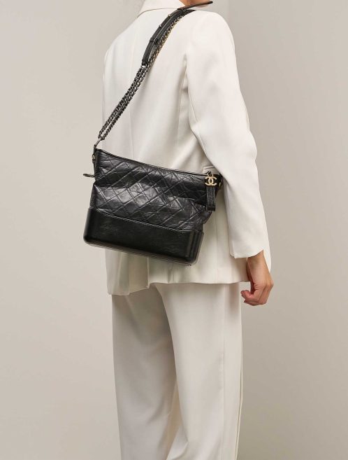 Chanel Gabrielle Medium Lammleder Schwarz auf Modell | Verkaufen Sie Ihre Designer-Tasche