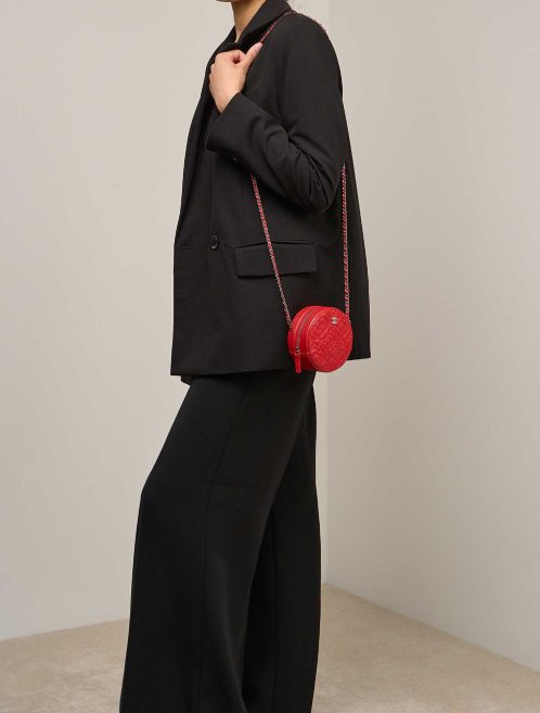 Chanel Runde Clutch Kamelie Ziege Rot auf Modell | Verkaufen Sie Ihre Designer-Tasche