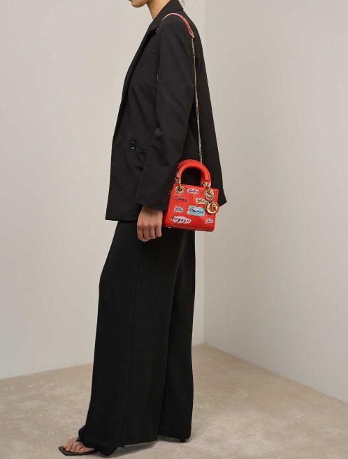 Dior Lady Mini Kalbsleder Rot auf Model | Verkaufen Sie Ihre Designertasche
