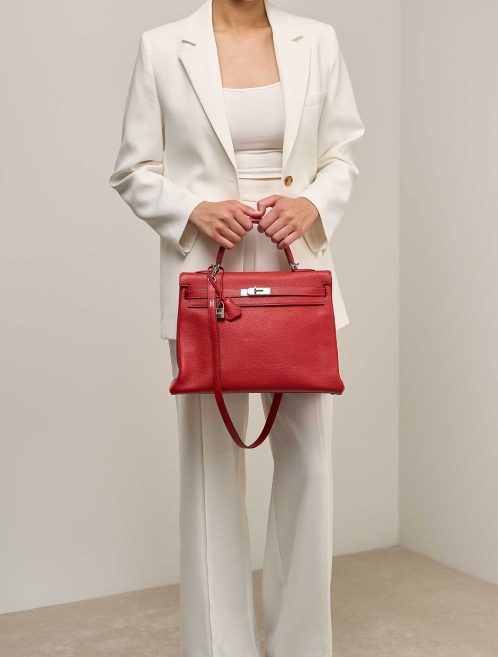 Hermès Kelly 35 Togo Rouge Vif auf Model | Verkaufen Sie Ihre Designer-Tasche