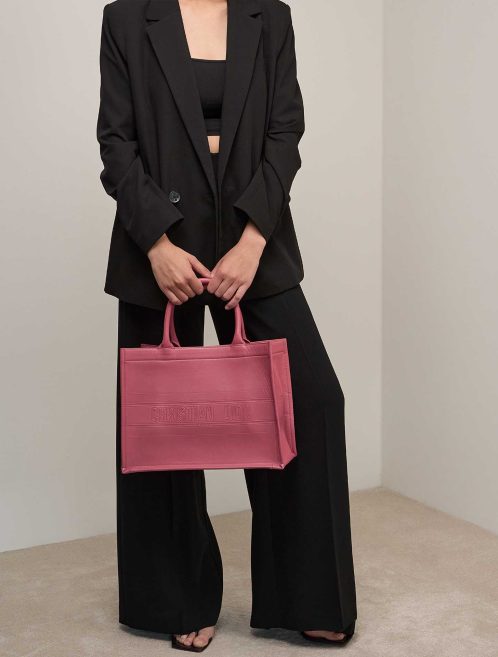 Dior Book Tote Medium Kalbsleder Pink auf Model | Verkaufen Sie Ihre Designertasche