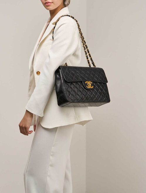Chanel Timeless Maxi Lammleder Schwarz auf Modell | Verkaufen Sie Ihre Designer-Tasche