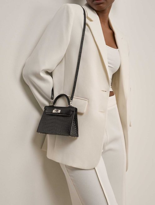 Hermès Kelly Mini Matte Alligator Schwarz auf Modell | Verkaufen Sie Ihre Designer-Tasche