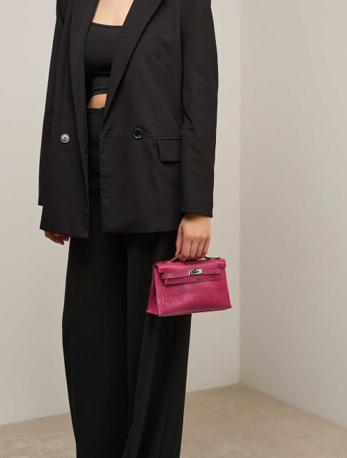 Hermès Kelly Pochette Niloticus Lizard Fuchsia on Model | Sell your designer bag