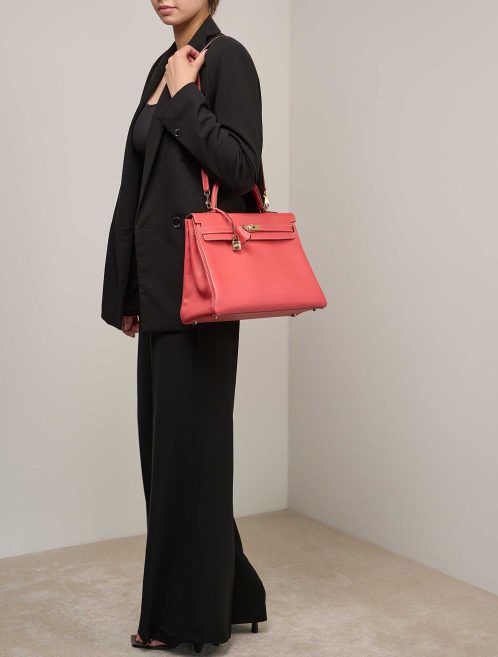 Hermès Kelly 35 Epsom Rose Jaipur / Gold Candy Collection auf Modell | Verkaufen Sie Ihre Designer-Tasche