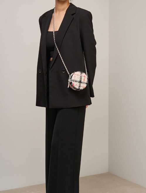 Chanel Pochette ronde moyenne Tweed blanc / noir sur modèle | Vendez votre sac de créateur
