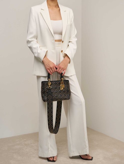 Dior Lady Medium Kalbsleder Schwarz auf Model | Verkaufen Sie Ihre Designer-Tasche