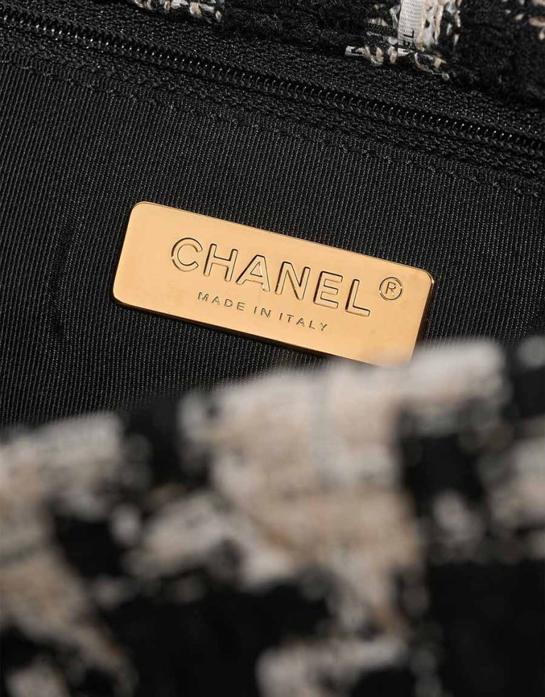 Chanel 19 Maxi Tweed Schwarz / Weiß Logo | Verkaufen Sie Ihre Designer-Tasche