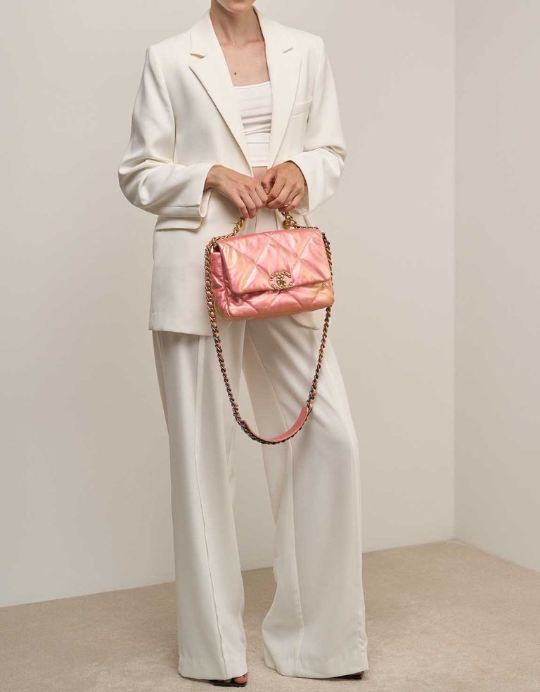 Chanel 19 à rabat Sac en agneau rose irisé | Vendez votre sac de créateur