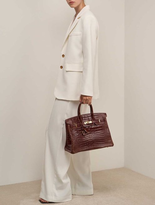 Hermès Birkin 35 Porosus Crocodile Marron on Model | Sell your designer bag