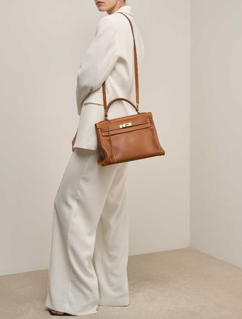 Hermès Kelly 32 Courchevel Camel on Model | Sell your designer bag