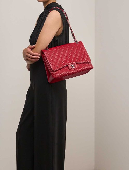 Chanel Timeless Maxi Rot auf Model | Verkaufen Sie Ihre Designertasche