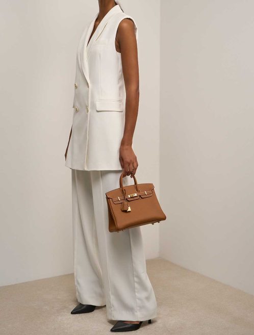 Hermès Birkin 25 Togo Gold on Model | Sell your designer bag