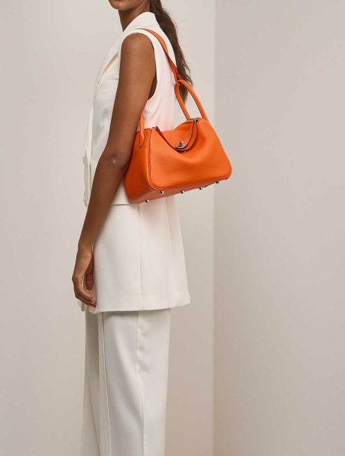 Hermès Lindy 26 Taurillon Clémence Orange Minium on Model | Sell your designer bag