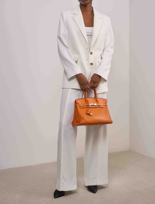 Hermès Birkin 30 Clémence Orange auf Model | Verkaufen Sie Ihre Designertasche