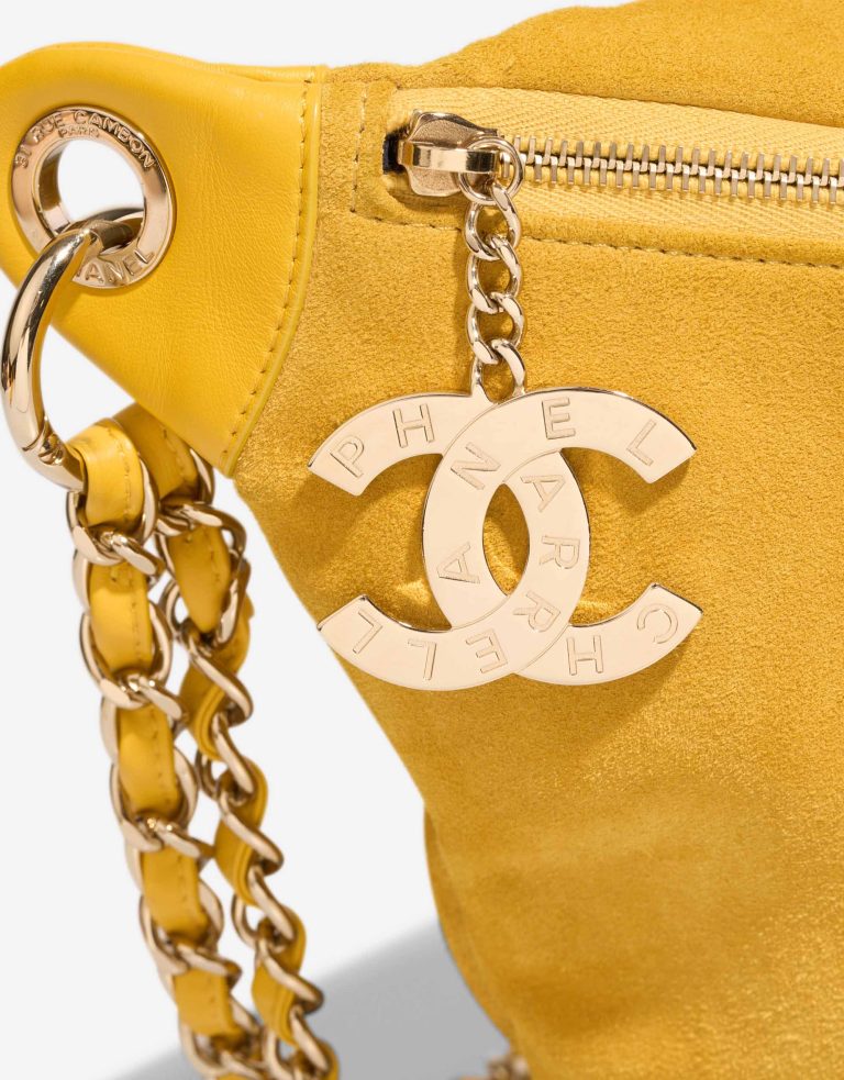 Chanel Pharrell Waist Bag Daim / Agneau Jaune Système de fermeture | Vendre votre sac de créateur